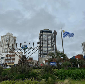 Archivo:Public menorah in Punta del Este