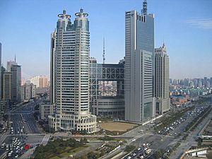 Archivo:Pudong district roads traffic skyscrapers, Shanghai