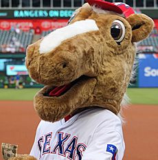 Archivo:Rangers Captain team mascot May 23 2016
