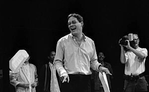 Archivo:Raul Julia speaks to the audience- Tallahassee, Florida (4565732066)