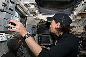 Archivo:STS-125 Megan McArthur works with the controls of the remote manipulator system