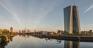 Archivo:Seat of the European Central Bank and Frankfurt Skyline at dawn 20150422 1