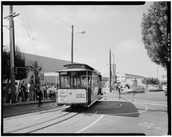Archivo:TURNTABLE WITH CABLE CAR - BAY and TAYLOR- View to northwest of the Bay and Taylor turntable. The gripman and conductor are turning the car around. - San Francisco Cable HAER CAL,38-SANFRA,137-20