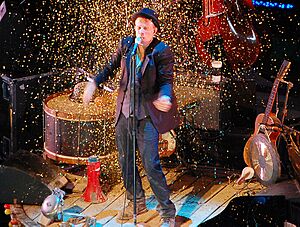 Archivo:Tom Waits Praha 2008 01