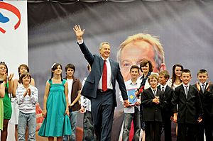 Archivo:Tony Blair in Kosovo with children named after him2