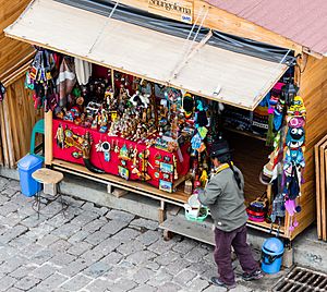 Archivo:Vendedor en El Panecillo, Quito, Ecuador, 2015-07-22, DD 40