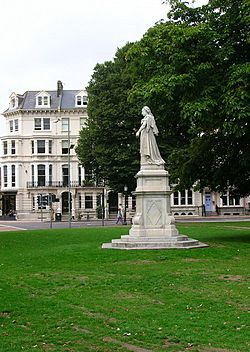 Archivo:Victoria Statue, Victoria Gardens - geograph.org.uk - 231245
