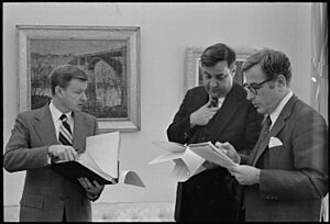 Archivo:Zbigniew Brzezinski, Bert Lance and Secretary of Defense Harold Brown. - NARA - 173596