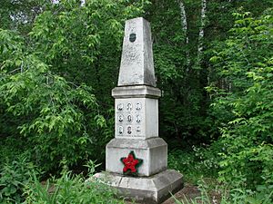 Archivo:Памятник дятловцам на Михайловском кладбище