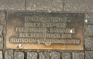 Archivo:2020-02-16-Düsseldorf-Friedrichstadt-Friedrichstrasse-zugeschnitten