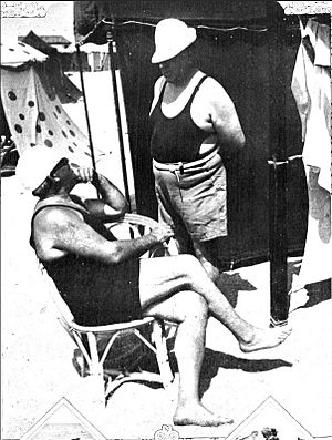 Archivo:Agustin Justo y un bañero (1932)