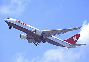 Archivo:Airbus A330-223, Swissair AN0192627
