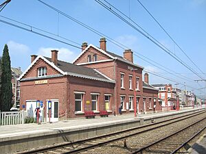 Archivo:Amay - Gare de Amay1