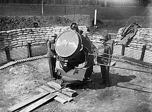 Archivo:An anti-aircraft searchlight and crew at the Royal Hospital at Chelsea in London, 17 April 1940. H1291