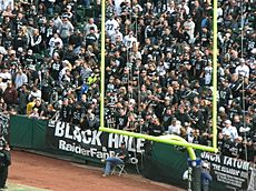 Archivo:Black Hole at Falcons at Raiders 11-2-08