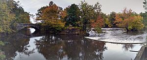 Archivo:Blackstone River Canal ,Uxbridge