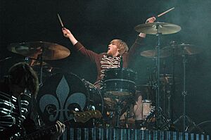 Archivo:Bob Bryar in performance, 2007