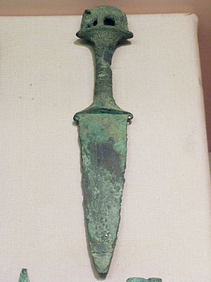 Archivo:Bronze weapon Sa Huynh Culture