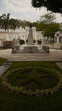 Archivo:Cenotafio y Homenaje a Olmedo
