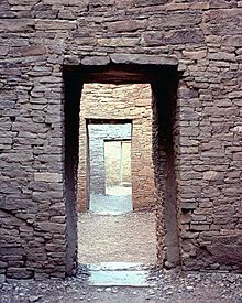 Archivo:Chaco Canyon Pueblo Bonito doorways NPS