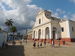 Archivo:Construcciones frentistas de la Plaza Mayor de Trinidad