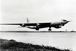 Archivo:Convair YB-60 at takeoff 061102-F-1234P-004