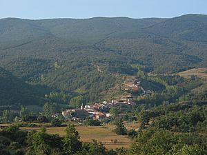 Archivo:Daroca de Rioja y la Sierra de Moncalvillo