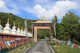Archivo:Entrada al templo budista de Panillo