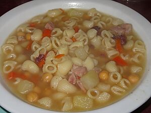 Archivo:Escudella catalana plato de cuchara con carne, verduras y pasta