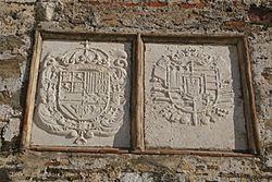 Archivo:Escudos de armas de Carlos II y del marqués de Villadarias en Ceuta