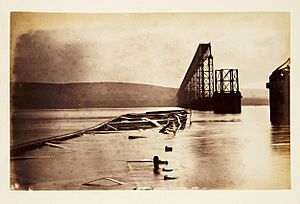 Archivo:Fallen girders, Tay Bridge
