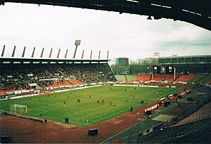 Archivo:Fußballspiel Fortuna Düsseldorf - Rot Weiß Essen im Rheinstadion 03.03.2002