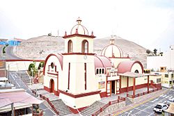 Iglesia y santuario del Señor de los Pies Quemados en Locumba.jpg