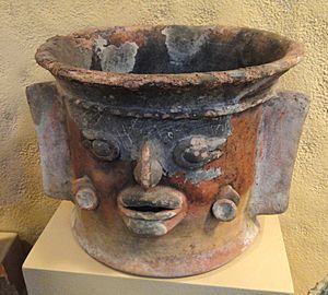 Archivo:Incense Burner with Face and Side Flanges, Classic Mayan, highland Guatemala - San Diego Museum of Man - DSC06837