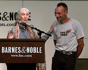 Archivo:Jane Goodall and Lou Perrotti 2009 by DS