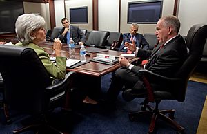 Archivo:John Brennan briefs Kathleen Sebelius on H1N1 4-28-09