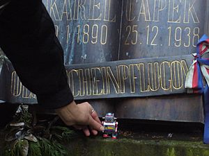 Archivo:Karel-Capek-Grave-With-Robot-Toy