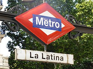 Archivo:La Latina, cartel del Metro de Madrid, línea 5