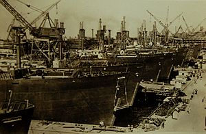 Archivo:Liberty ships- Machinery and cargo-handling equipment being installed, WWII (23192270331)