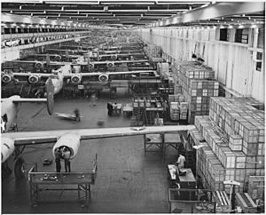 Archivo:Looking up one of the assembly lines at Ford's big Willow Run plant, where B-24E (Liberator) bombers are being made... - NARA - 196389