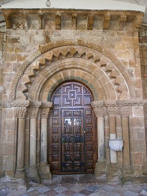 Archivo:Lugás-Puerta principal al oeste con guardapolvos superior