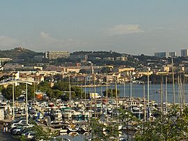 Martigues — Le port de Jonquières et à l'arrière plan en haut à gauche, chapelle Notre-Dame-des-Marins.JPG