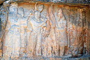 Archivo:Marvdasht - Rajab Inscription (Naghsh Rajab) - panoramio (1)