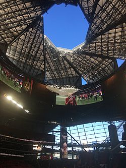 Archivo:Mercedes-Benz Stadium Roof Atlanta United 2018-10-21 - 17 14