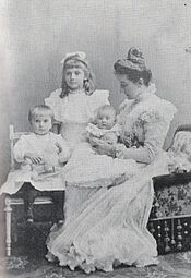 Archivo:Milica Nyikolajevna and children
