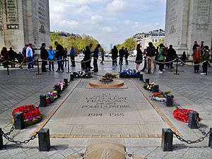 Archivo:Paris Arc de Triomphe de l'Étoile Grabmal des Unbekannten Soldaten 2