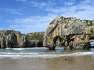 Archivo:Playa-cuevas-del-mar