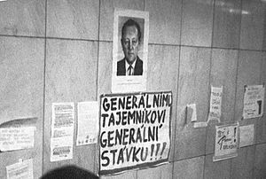 Archivo:Praha 1989, generálnímu tajemníkovi generální stávku (01)