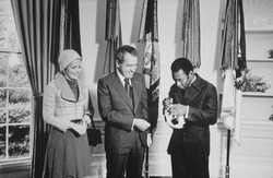 Archivo:President Nixon meeting with Edson "Pele" Arantes do Nacimento, retired professional Brazilian soccer player and... - NARA - 194508