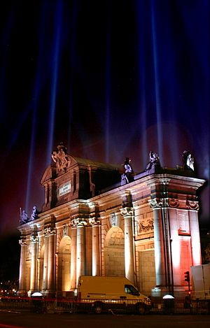Archivo:Puerta de Alcalá iluminada